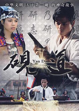 电梯粉衣女